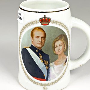 Lote siguiente: Jarra de Loza con Retrato de Reyes de España