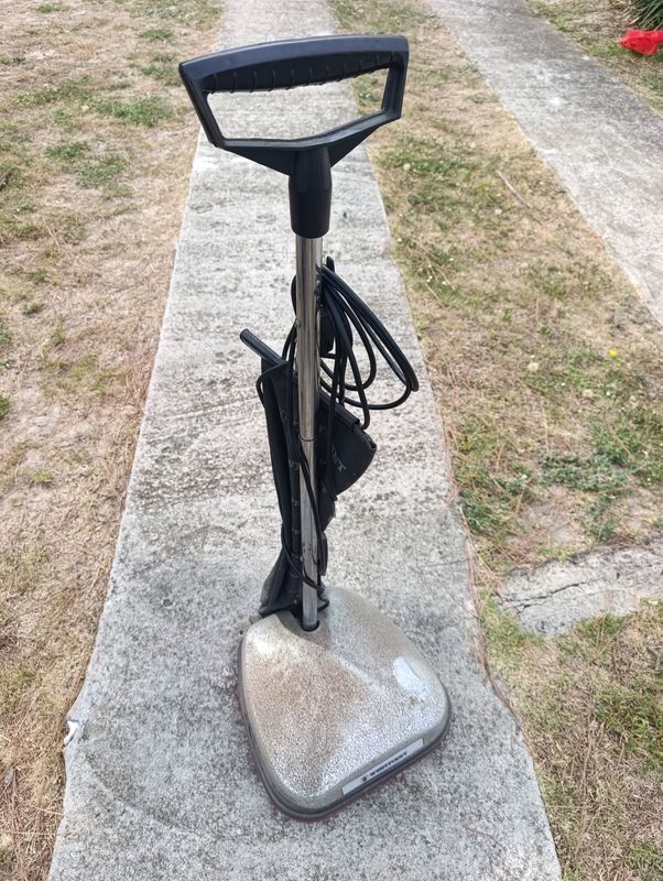 Lote siguiente: Encendedor de plástico y metal con manija ergonómica