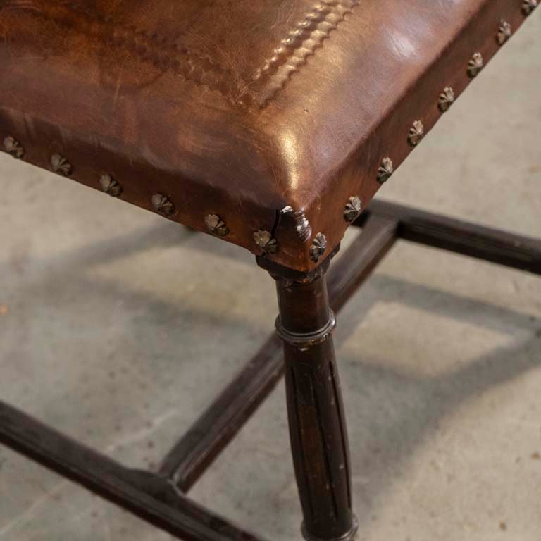 Silla colonial tapizada en cuero repujado y punteros de bronce - imagen 3