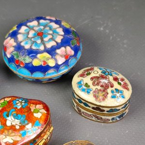 Seis Pastilleros Decorados con Esmalte y Detalles Metálicos - imagen 4