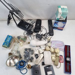 Lote Variado de Accesorios Electrónicos y del Hogar: Antena, Controles, Lámparas y Más - imagen 3