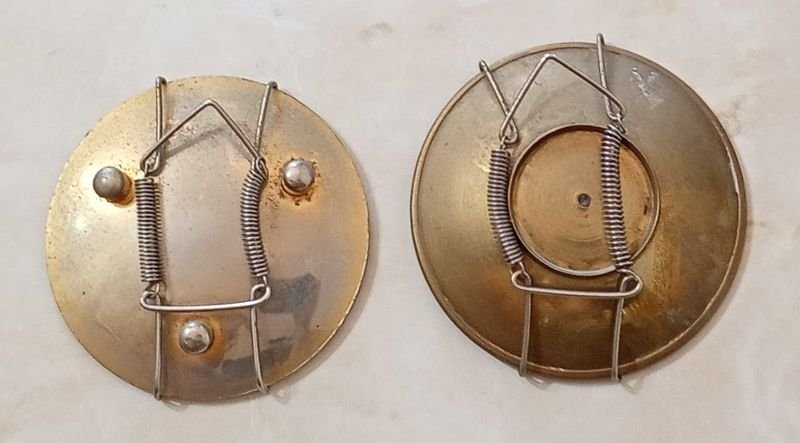 Dos platillos de Bronce para pared, uno grabado y pintado al esmalte - imagen 3