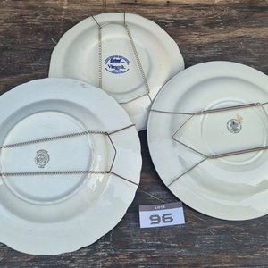Tres Platos Decorativos de Loza Azul y Blanca con Escenas Tradicionales - imagen 2