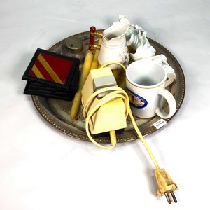 Lote de Bandejas Metálicas, Tazas de Porcelana y Adornos Vintage - imagen 1