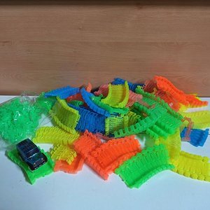 Lote siguiente: Pista de Carreras con Coche de Juguete Luminoso