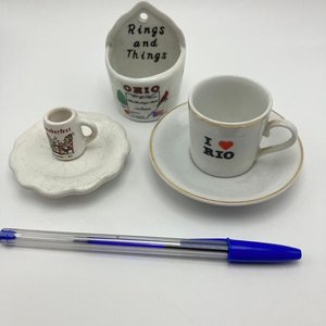 Lote siguiente: Conjunto de Porcelana Miniatura Vintage: Taza "I ❤️ Rio", Platillo y Organizador "Rings and Things"