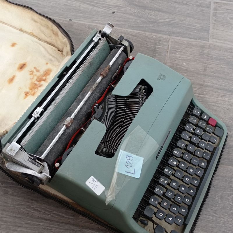 Lote siguiente: Maquina de escribir portátil Olivetti con estuche