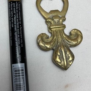Destapador de Bronce Macizo con Diseño Estilo Flor de Lis - imagen 2