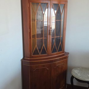 Lote siguiente: Aparador Esquinero Fino de Madera con Puertas de Vidrio