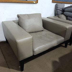 Lote anterior: Sillón de Estilo Contemporáneo "Camerich USA" en Cuero Gris con Base de Madera Maciza