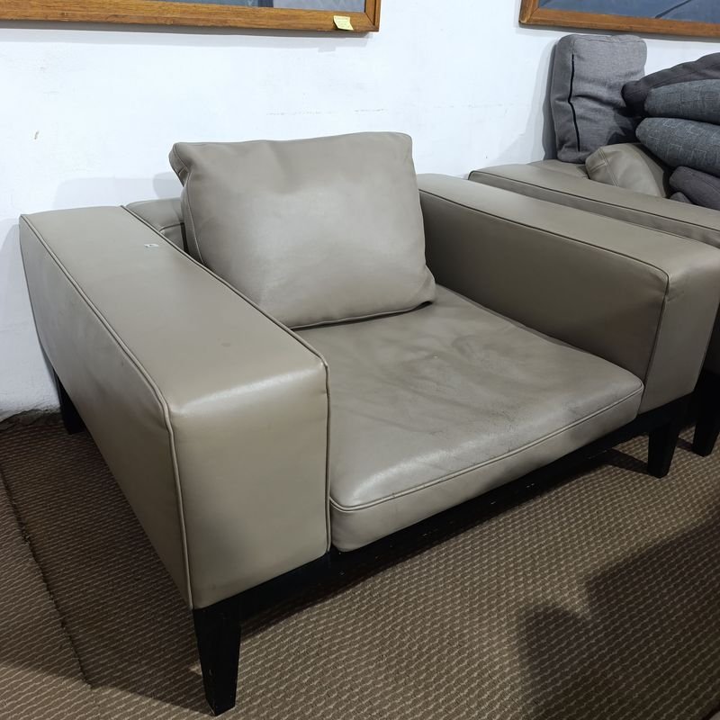 Sillón de Estilo Contemporáneo "Camerich USA" en Cuero Gris con Base de Madera Maciza