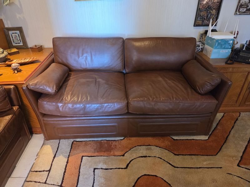 Lote siguiente: Sillón de dos cuerpos en cuero legítimo