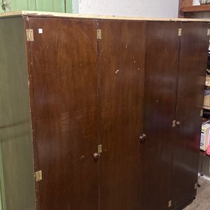 Lote siguiente: Ropero de madera oscuro de 4 puertas