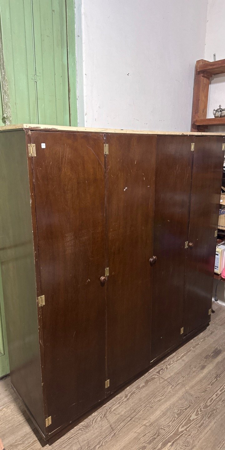 Ropero de madera oscuro de 4 puertas