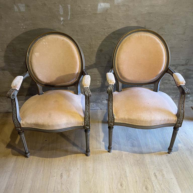 Lote anterior: Dos sillones Luis XVI con tapicería de pana en buen estado