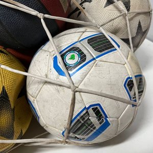 Lote de 8 Pelotas de Fútbol y Básquetbol Variadas - imagen 3