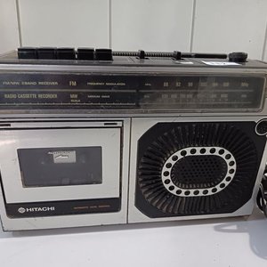 Radio Portátil Hitachi con Cassette - imagen 5