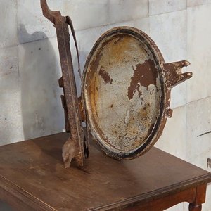 Antiguo Ojo de Buey Redondo de Hierro con Tapa y Espejo Deteriorado - imagen 4