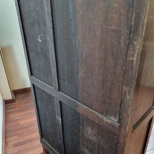 L 957 - 1 Pieza - Antiguo ropero en madera de buen porte, con una puerta lateral, tres cajones y estantes para organizar (Medidas 94x40x173cm) - imagen 4