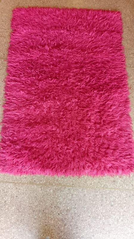 Lote siguiente: Alfombra Shaggy Roja de 100 x 150 cm