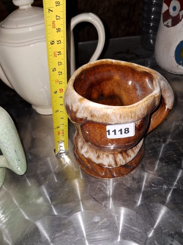 Lote de cerámica: jarras, tetera y accesorios - imagen 3