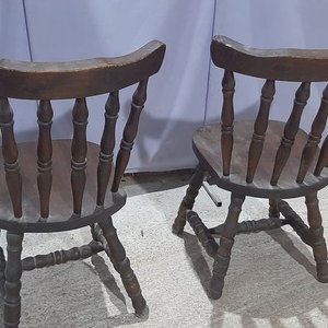 Par de Sillas de Madera Oscura Estilo Rústico - imagen 3