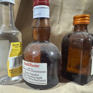 Lote de 3 Botellas Miniatura de Licores: Grand Marnier, Cointreau y Bacardi - imagen 2