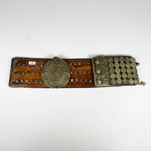 Espectacular cinto criollo con rastra de plata y oro, medallón central con cadenillas y 110 monedas de plata 88 cm - imagen 2