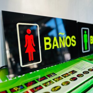 Lote de 4 Carteles LED "BAÑOS" para Baño - imagen 3