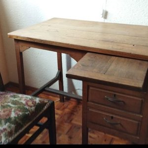Lote anterior: Escritorio de Roble con Silla Tapizada y Cajones