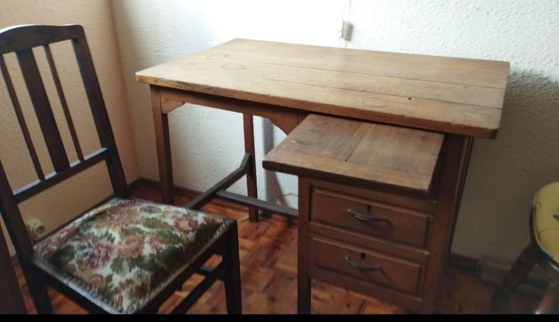 Escritorio de Roble con Silla Tapizada y Cajones