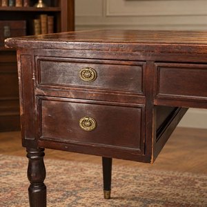 Escritorio Clásico de Madera Oscura con Fileteado y Cajones Ornamentales - imagen 2