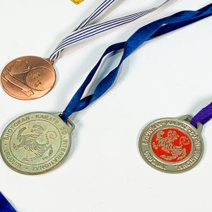 Lote de 9 Medallas Doradas y Plateadas con Cintas - imagen 4