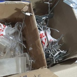 Caja con Ganchos para Panel Ranurado y Exhibidor de Celulares - imagen 3
