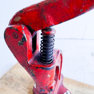 Remachadora Manual de Mesa Roja Industrial - imagen 5