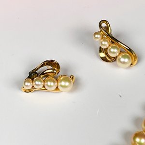 Conjunto de collar y caravanas de perlas Majorica con broche de plata y baño de oro - imagen 3