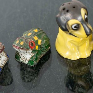 Set de 4 Piezas: 2 Saleros Perros Porcelana y 2 Ranas Bronce Cloisonné - imagen 2