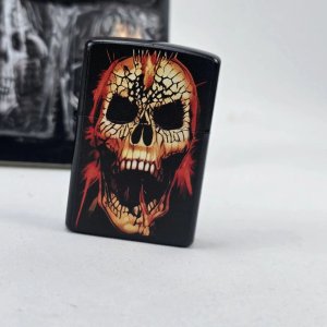 Lote siguiente: Encendedor Metálico con Diseño Calavera Estilo Rock