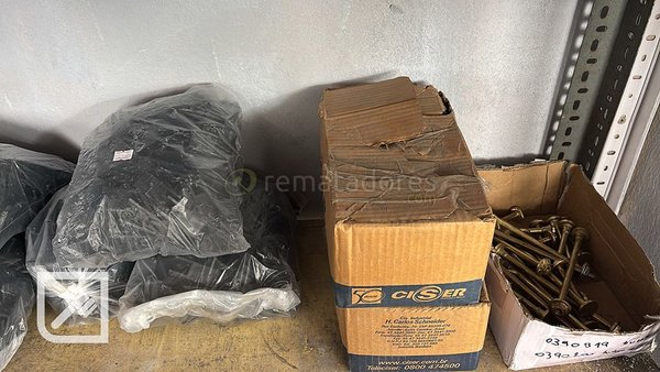 Lote de Tornillos y Accesorios Metálicos Varios