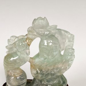 Figura de Jade o Cristal Tallado con Base de Madera - imagen 4