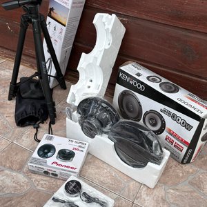 Lote siguiente: Trípode Kolke y Parlantes Pioneer y Kenwood