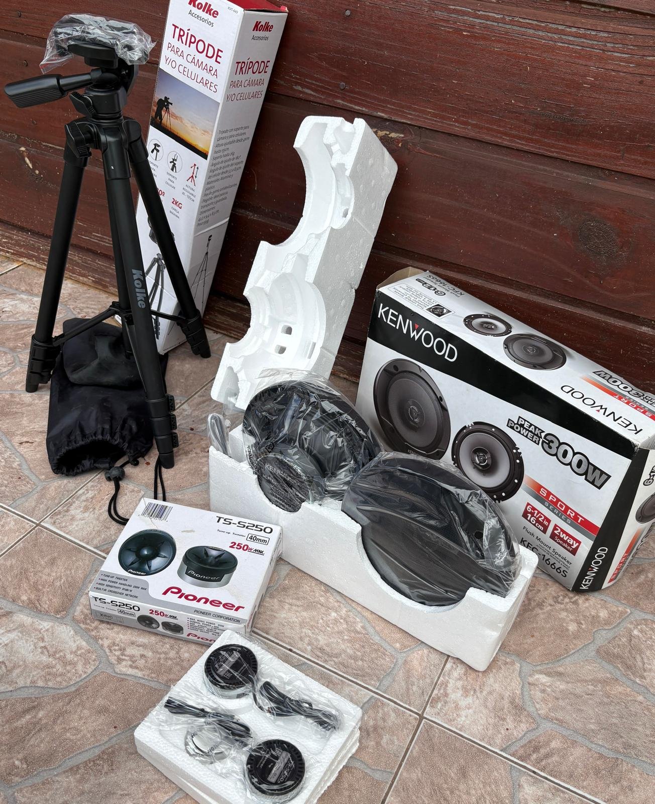 Trípode Kolke y Parlantes Pioneer y Kenwood