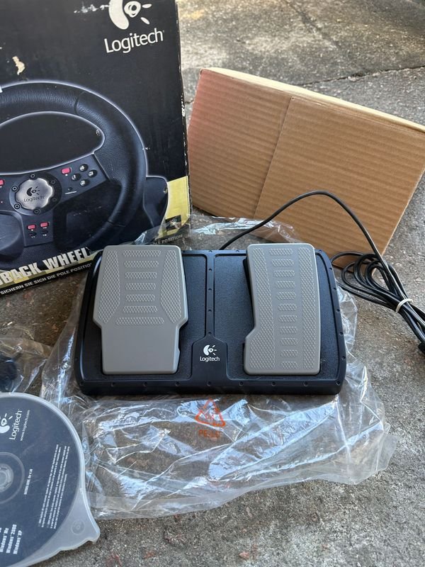 Volante Logitech para PC en caja y PEDALES - imagen 6