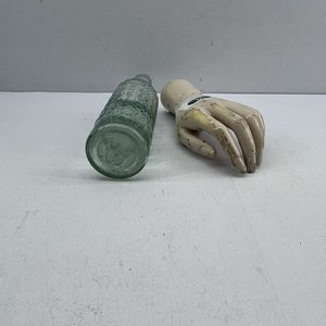 Botella Antigua de Vidrio con Mano de Maniquí Vintage - imagen 4