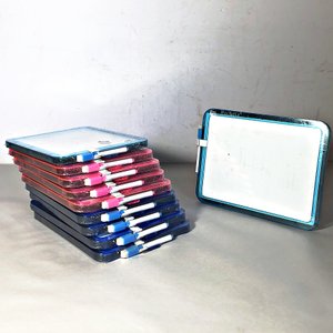 Lote siguiente: Set de 10 Pizarras Pequeñas con Marcadores de Colores