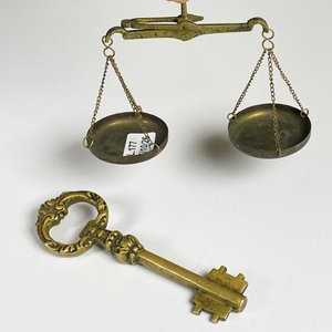 Balanzita de bronce dos platos y destapador llave - imagen 1