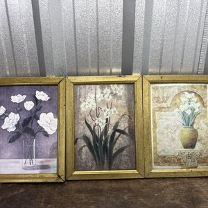 Lote de 3 Cuadros Decorativos con Flores Blancas y Marcos Dorados - imagen 9