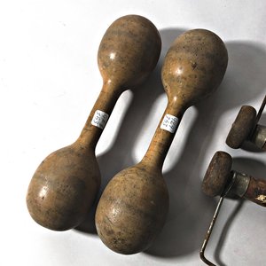 Lote de 6 Piezas Antiguas: Mancuernas de Madera, Resortes de Puño y Manijas de Elástico - imagen 2