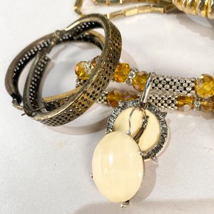 Lote de 8 Piezas: 2 Pares de Aretes y 6 Brazaletes Variados - imagen 2