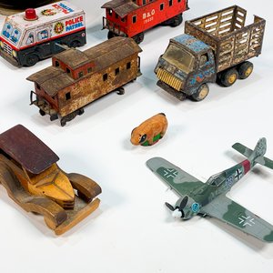Lote de 14 piezas: Autitos de chapa y madera, trenes, avión y centro de metal - imagen 3